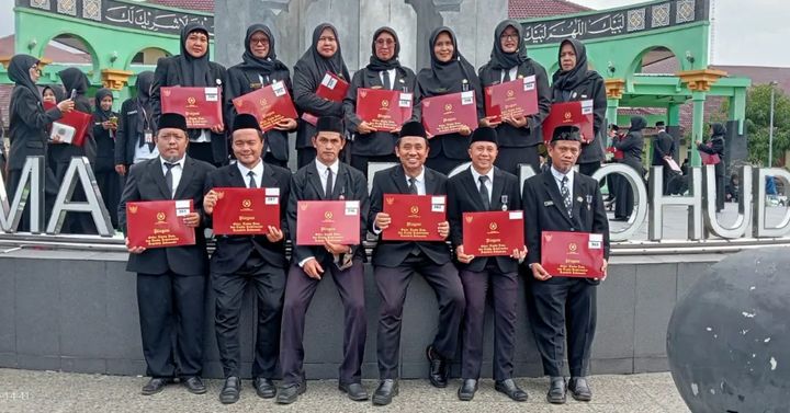 14 orang guru dan karyawan MTsN 2 Banyumas Terima Penghargaan Satyalencana